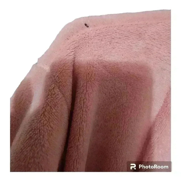 Womens fuzzy pink robe! - Picture 2 of 3
